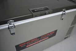 Engel MD60F-C Dual-zone Compressor Koelbox - 57 Liter 11 Engel MD60F-C Dual-zone Compressor Koelbox - 57 Liter -Kampeeruitrusting 1900 2849 md60fc verschluss detail